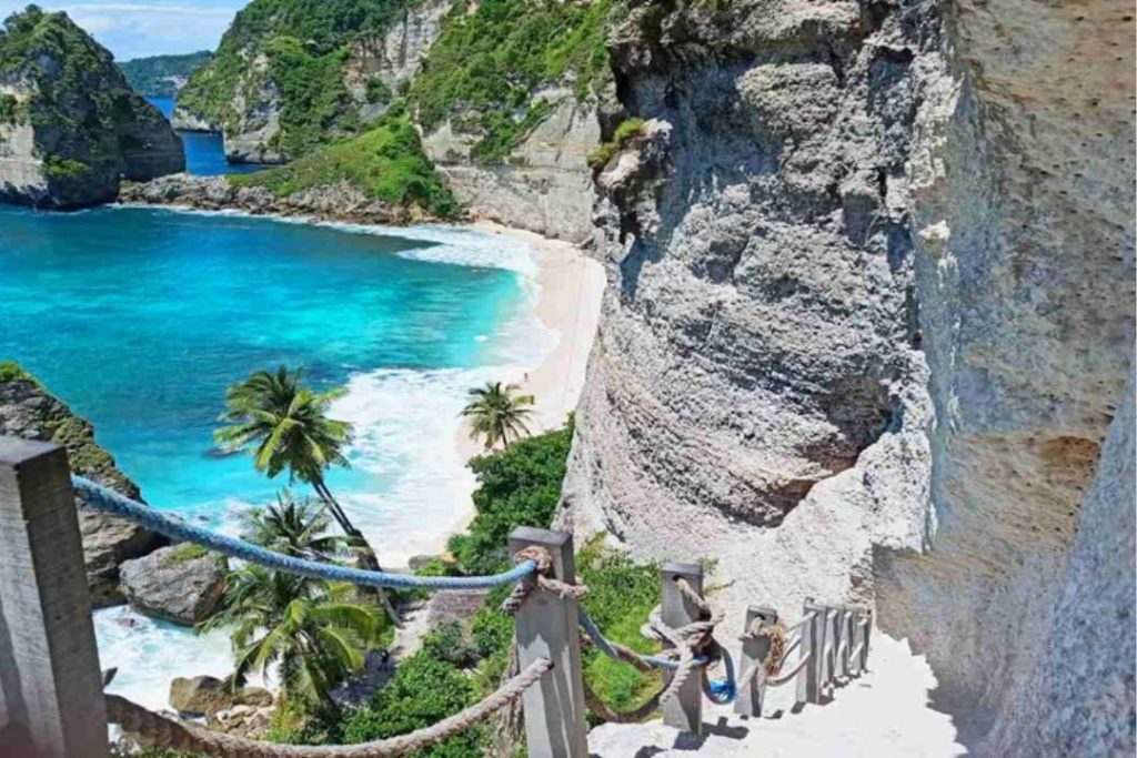 atuh beach nusa penida